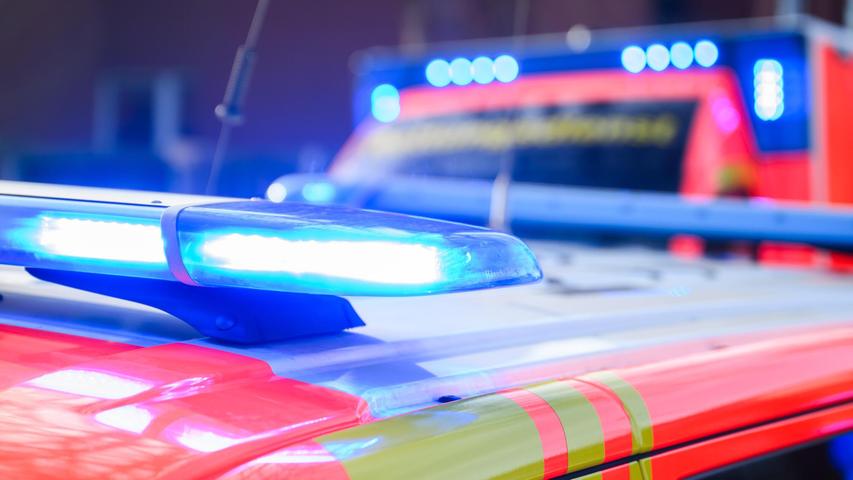 Landung im Straßengraben: Kradfahrer bei Arberg stürzt beim Überholmanöver Landung im Straßengraben: Kradfahrer bei Arberg stürzt beim Überholmanöver