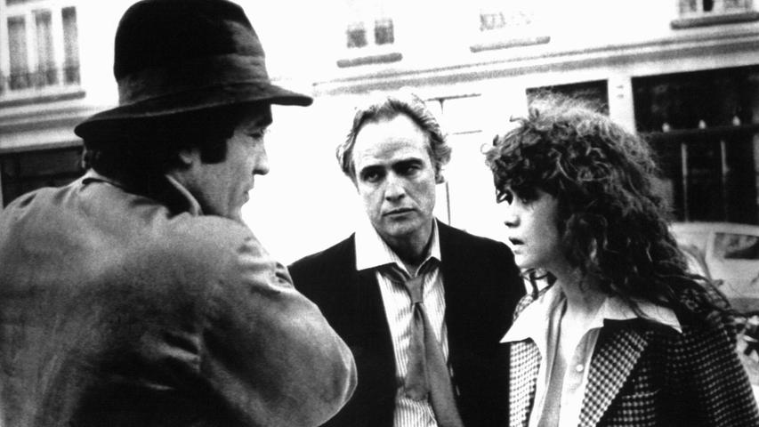 Bertolucci (l) im Gespräch mit seinen Hauptdarstellern Marlon Brando und Maria Schneider bei den Dreharbeiten zu dem Film „Der letzte Tango in Paris“ 1972. Bertolucci (l) im Gespräch mit seinen Hauptdarstellern Marlon Brando und Maria Schneider bei den Dreharbeiten zu dem Film „Der letzte Tango in Paris“ 1972.