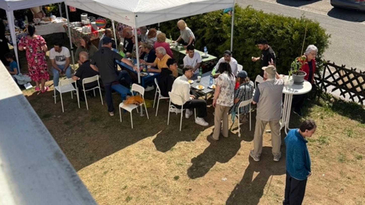 Der Flüchtlingshelferkreis Hand in Hand 2.0 hatte gemeinsam mit den Bewohnern der neuesten Hersbrucker Flüchtlingsunterkunft zum Nachbarschaftsfest eingeladen. Der Flüchtlingshelferkreis Hand in Hand 2.0 hatte gemeinsam mit den Bewohnern der neuesten Hersbrucker Flüchtlingsunterkunft zum Nachbarschaftsfest eingeladen.