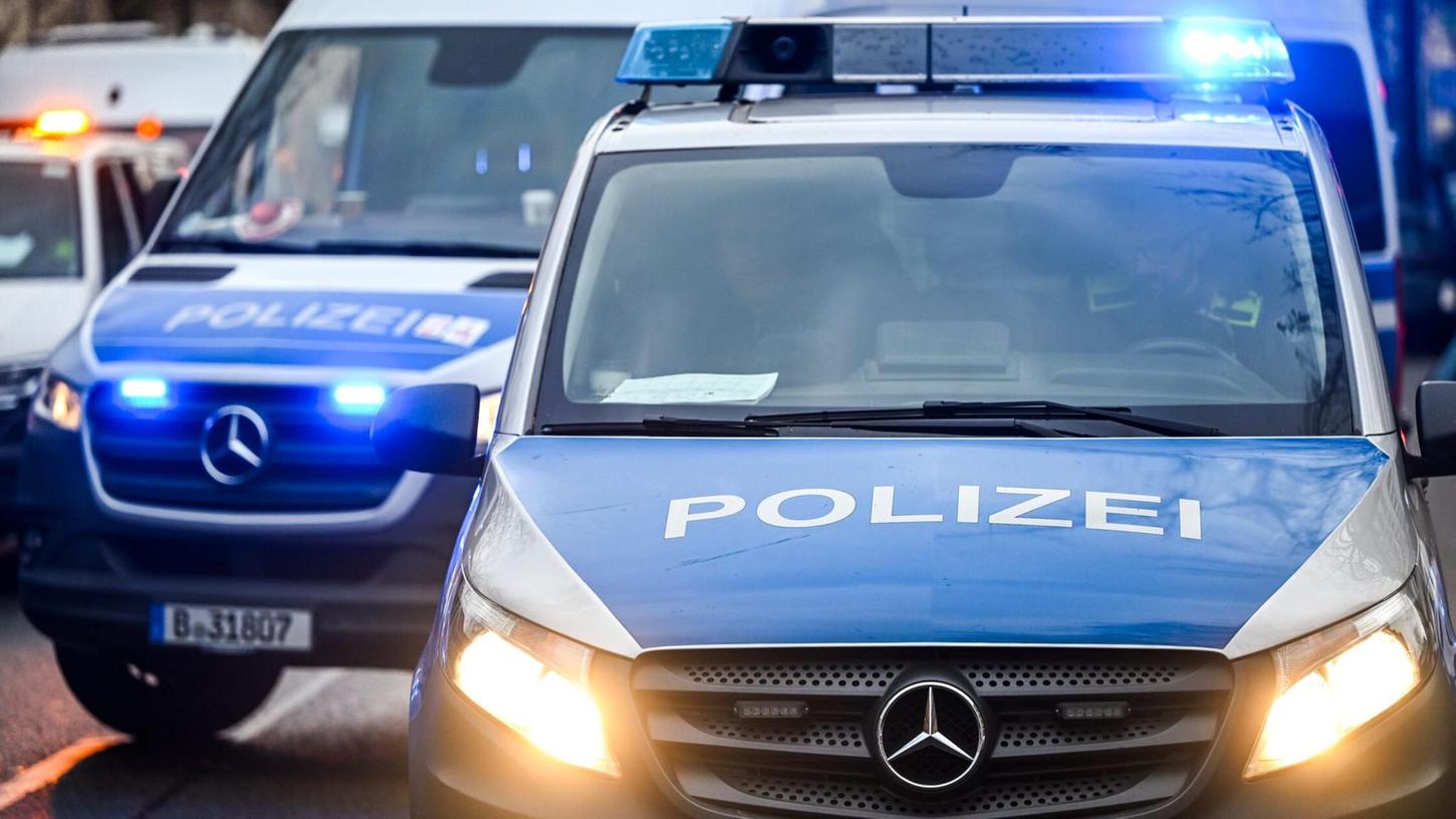Ein totes Baby wird in Berlin an einem Gehweg gefunden, die Polizei ermittelt. Ein totes Baby wird in Berlin an einem Gehweg gefunden, die Polizei ermittelt.