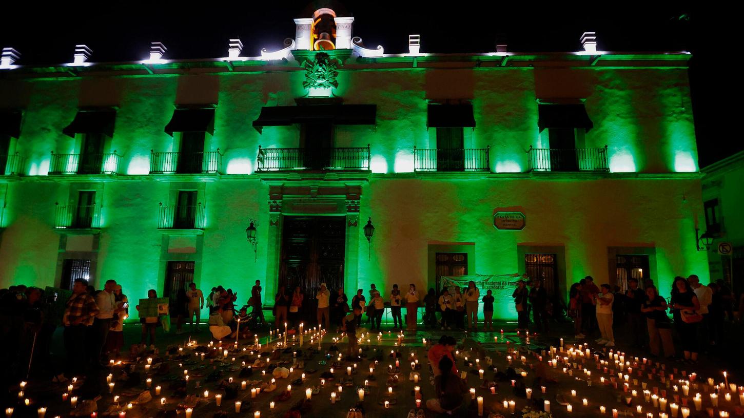 Um der Toten auf der Horror-Ranch zu gedenken, legten Angehörige und Betroffene hunderte Schuhe und Kerzen in verschiedenen Städten im ganzen Land ab, wie hier in Queretaro. Um der Toten auf der Horror-Ranch zu gedenken, legten Angehörige und Betroffene hunderte Schuhe und Kerzen in verschiedenen Städten im ganzen Land ab, wie hier in Queretaro.