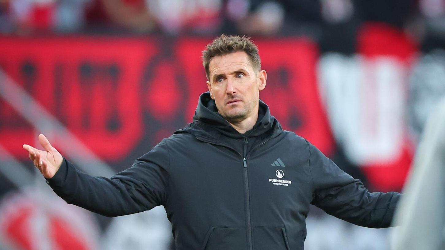 Miroslav Klose: „Mehr Robustheit, mehr Zweikampfhärte“ braucht seine Mannschaft. Miroslav Klose: „Mehr Robustheit, mehr Zweikampfhärte“ braucht seine Mannschaft.
