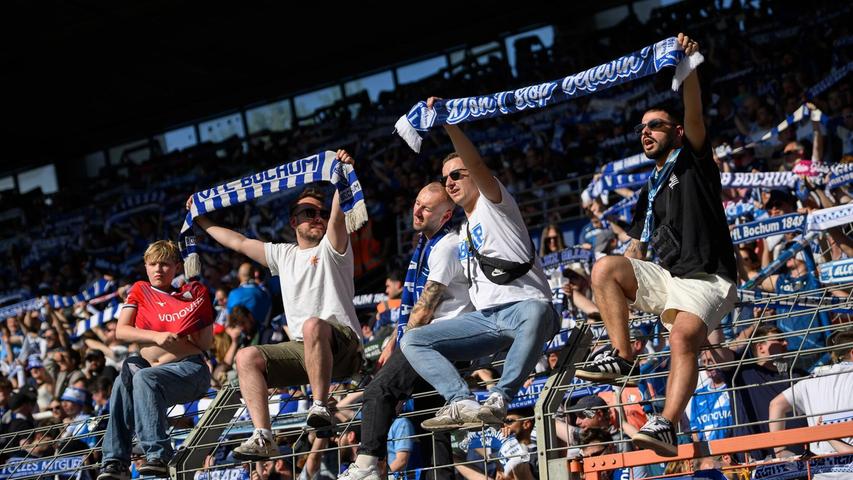 Die Bochumer Fans feiern ihren Verein auch nach dem Abstieg. Die Bochumer Fans feiern ihren Verein auch nach dem Abstieg.
