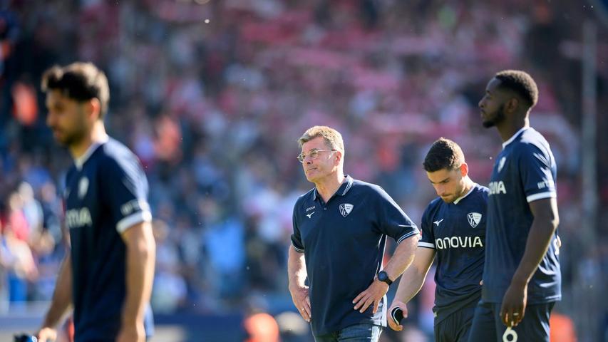 Konnte den Abstieg nicht verhindern: Bochums Trainer Dieter Hecking. Konnte den Abstieg nicht verhindern: Bochums Trainer Dieter Hecking.