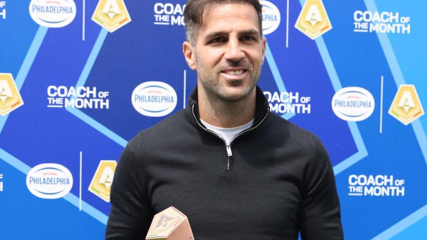 Cesc Fàbregas ist Italiens Trainer des Monats April. Cesc Fàbregas ist Italiens Trainer des Monats April.