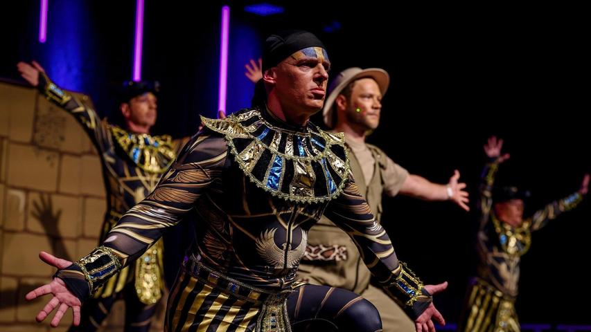 Das Männerballett „Hopptown Jumping Jacks“ zeigt den Tanz „Versiegelt und Vergessen - Das Buch der Offenbarung“ bei der Deutschen Meisterschaft im Männerballett und landet damit im Mittelfeld. Das Männerballett „Hopptown Jumping Jacks“ zeigt den Tanz „Versiegelt und Vergessen - Das Buch der Offenbarung“ bei der Deutschen Meisterschaft im Männerballett und landet damit im Mittelfeld.