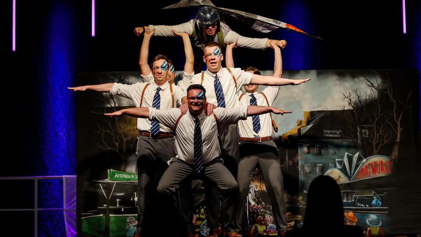 Das Männerballett „Many Monkeys“ zeigt den Tanz „Drei Hellau sind nicht genug“ bei der Deutschen Meisterschaft im Männerballett. Die Truppe kommt damit auf den zehnten Platz. Das Männerballett „Many Monkeys“ zeigt den Tanz „Drei Hellau sind nicht genug“ bei der Deutschen Meisterschaft im Männerballett. Die Truppe kommt damit auf den zehnten Platz.