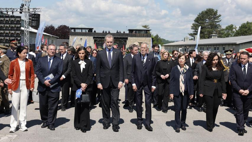 Königin Letizia (3.v.l.) und König Felipe VI. (4.v.l.) gehen neben Österreichs Bundespräsident Alexander Van der Bellen (5.v.l.) in der KZ-Gedenkstätte Mauthausen. Königin Letizia (3.v.l.) und König Felipe VI. (4.v.l.) gehen neben Österreichs Bundespräsident Alexander Van der Bellen (5.v.l.) in der KZ-Gedenkstätte Mauthausen.
