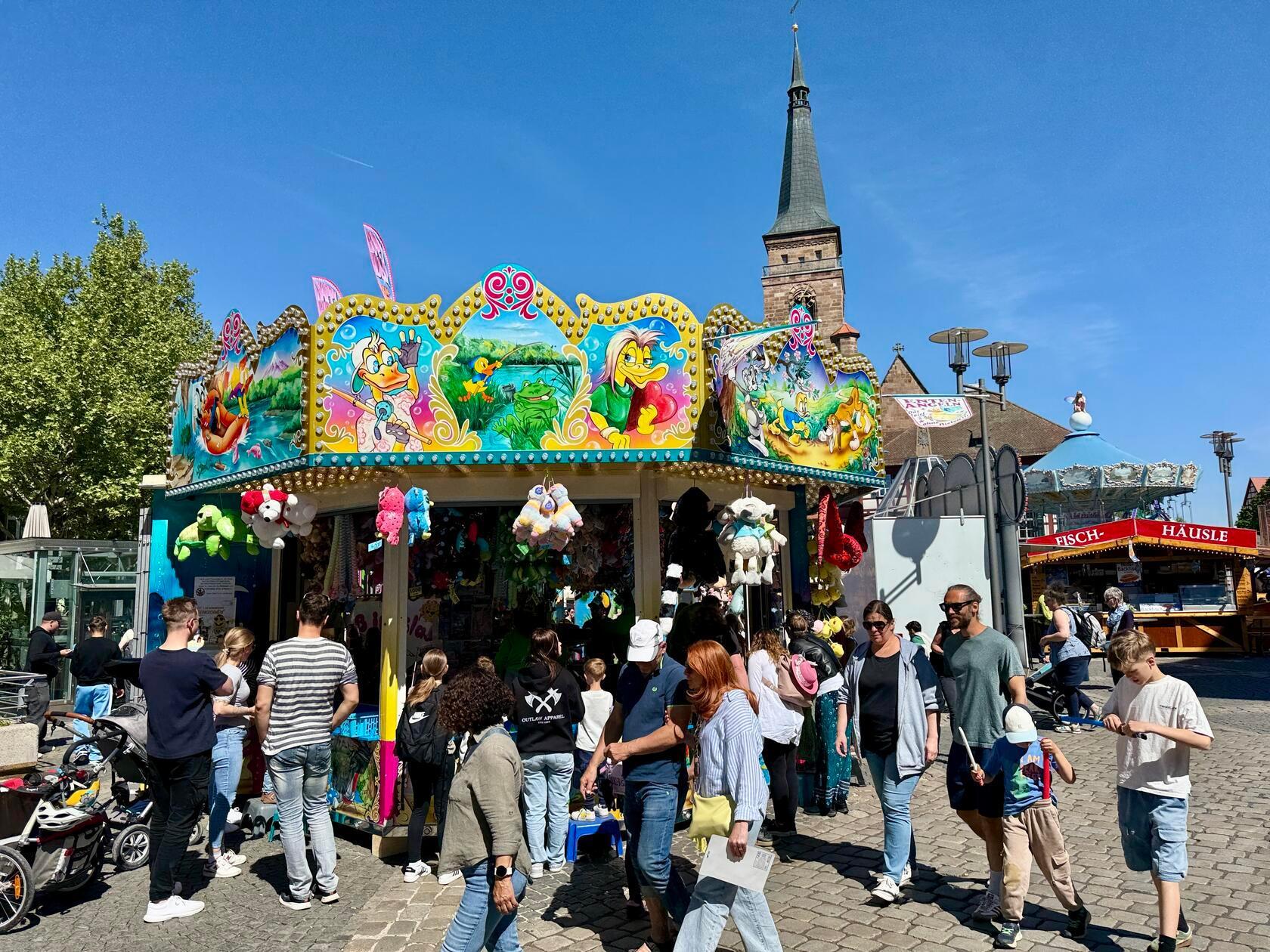 Die Kinderkirchweih in Schwabach findet wieder statt. Auf dem Königsplatz gibt es allerlei Attraktionen: Sowohl für große als auch für die kleinen Besucher. Dieses Jahr wartet die Kirchweih mit noch mehr Fahrgeschäften auf.