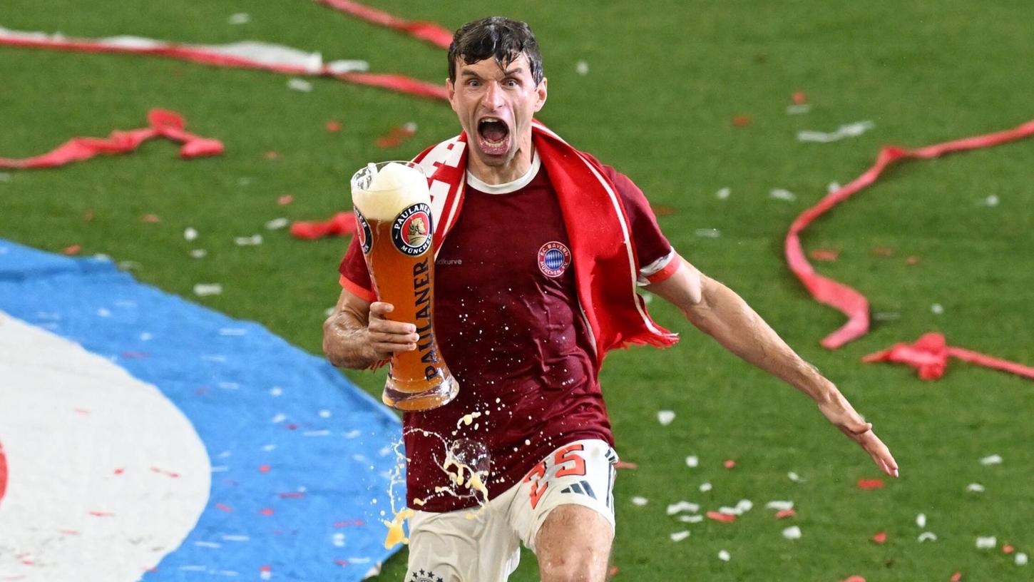 Auch Thomas Müller verabschiedet sich mit Bierduschen. Auch Thomas Müller verabschiedet sich mit Bierduschen.