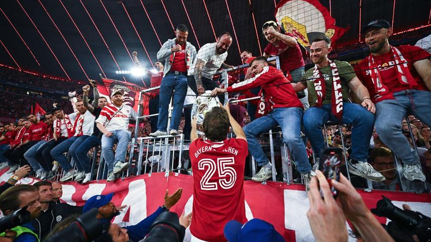 Thomas Müller feiert mit den Fans. Thomas Müller feiert mit den Fans.