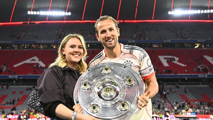 Endlich eine Trophäe: Harry Kane mit Frau Katie Goodland. Endlich eine Trophäe: Harry Kane mit Frau Katie Goodland.
