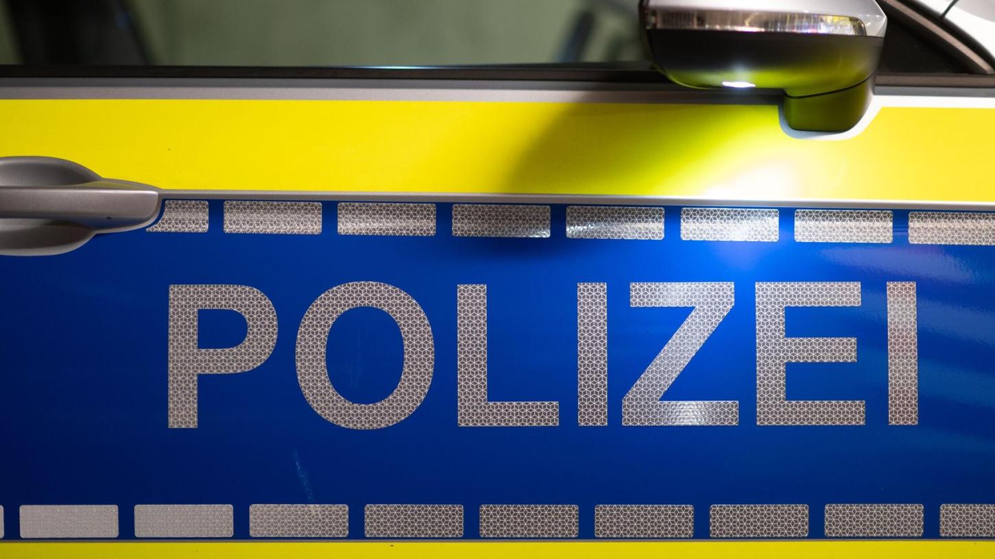Am Samstagabend musste die Polizei bei einem Streit zwischen einem betrunkenen Paar und zwei Geschwistern eingreifen. (Symbolbild) Am Samstagabend musste die Polizei bei einem Streit zwischen einem betrunkenen Paar und zwei Geschwistern eingreifen. (Symbolbild)