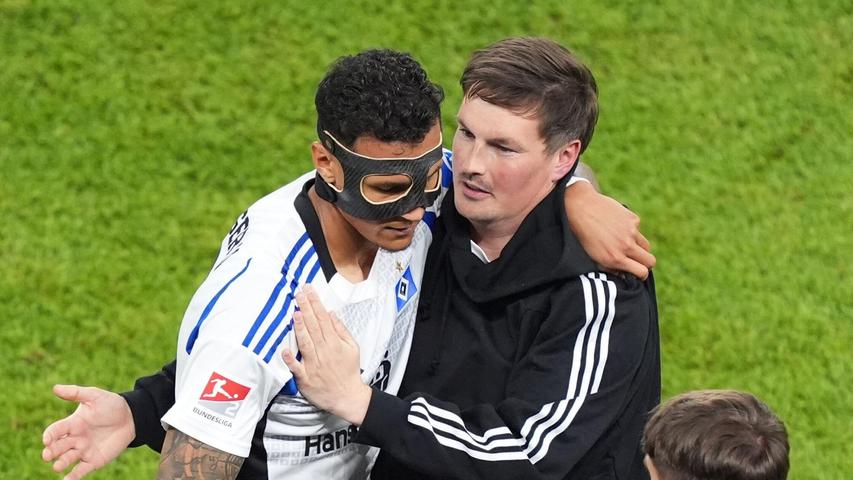 HSV-Trainer Merlin Polzin (r) gratuliert Davie Selke. HSV-Trainer Merlin Polzin (r) gratuliert Davie Selke.