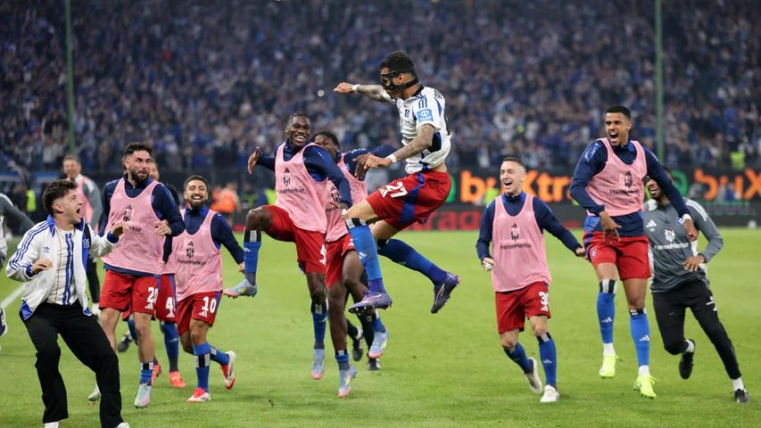 HSV-Stürmer Davie Selke (M) jubelt über sein Tor zum 3:1. HSV-Stürmer Davie Selke (M) jubelt über sein Tor zum 3:1.