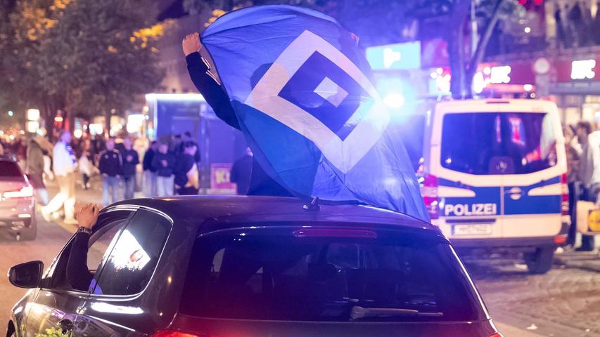 Die HSV-Fans feierten den Aufstieg ausgiebig auf der Reeperbahn. Die HSV-Fans feierten den Aufstieg ausgiebig auf der Reeperbahn.