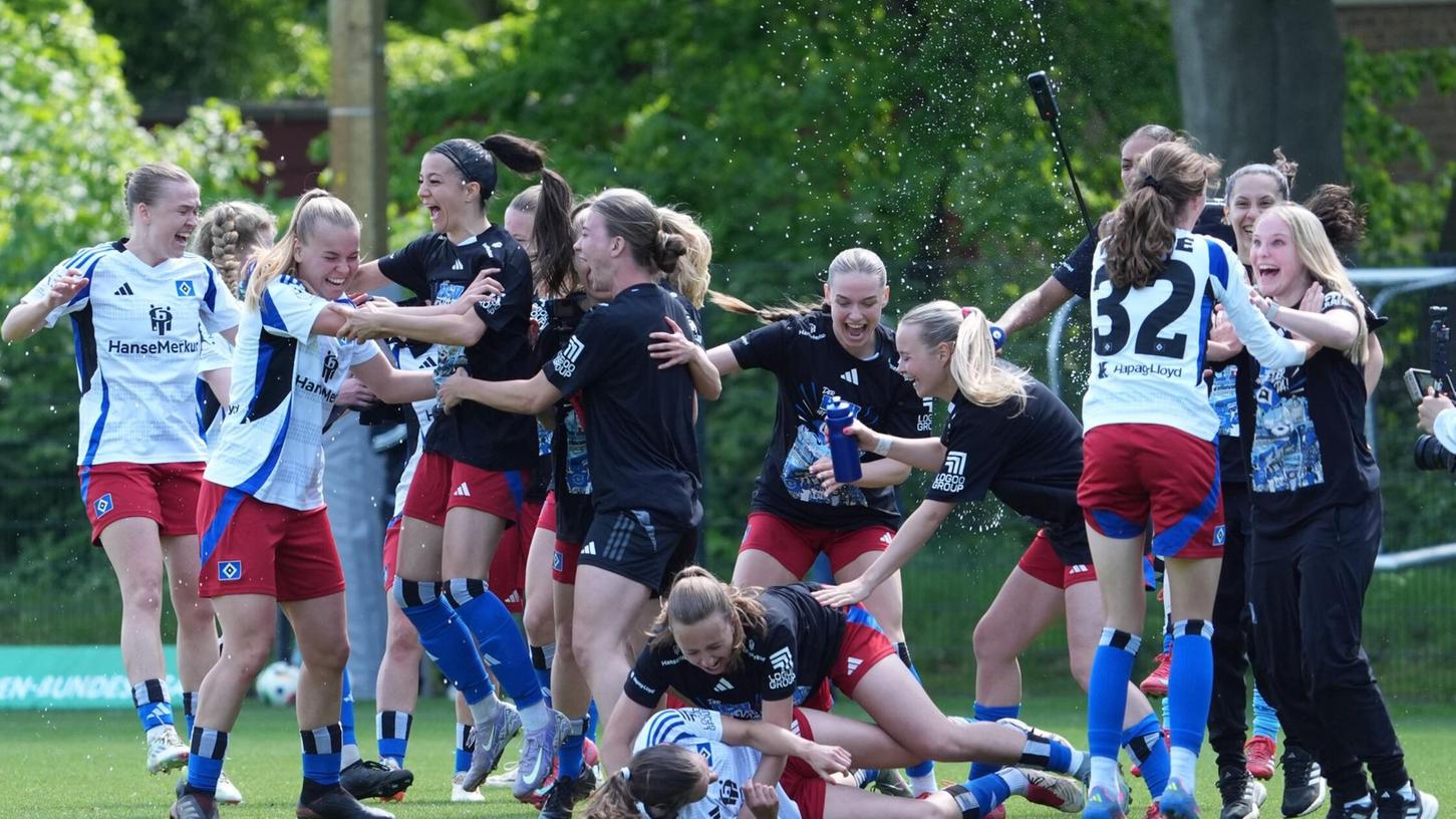 Hamburgs Spielerinnen jubeln nach dem Schlusspfiff. Hamburgs Spielerinnen jubeln nach dem Schlusspfiff.