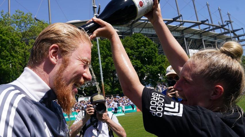HSV-Trainer Marwin Bolz erhält nach dem Schlusspfiff eine Bierdusche. HSV-Trainer Marwin Bolz erhält nach dem Schlusspfiff eine Bierdusche.