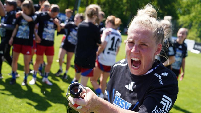 Kapitänin Sarah Stöckmann feiert den Aufstieg in die Bundesliga. Kapitänin Sarah Stöckmann feiert den Aufstieg in die Bundesliga.