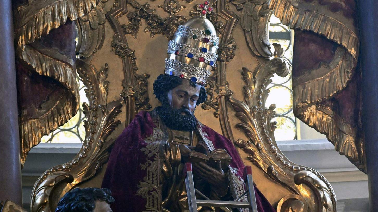 Der Petrusfigur in der Münchner Stadtpfarrkirche wurde die Papstkrone wieder aufgesetzt, nachdem die Kardinäle im Vatikan einen neuen Papst gewählt haben. Der Petrusfigur in der Münchner Stadtpfarrkirche wurde die Papstkrone wieder aufgesetzt, nachdem die Kardinäle im Vatikan einen neuen Papst gewählt haben.
