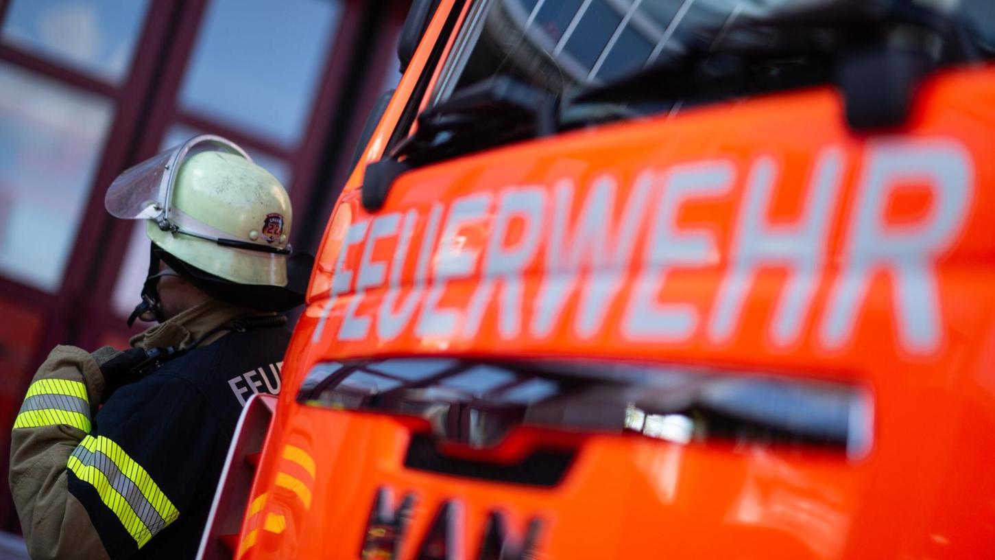 Feuerwehreinsatz in Aschaffenburg: Ein Mehrfamilienhaus stand in Flammen. (Symbolbild) Feuerwehreinsatz in Aschaffenburg: Ein Mehrfamilienhaus stand in Flammen. (Symbolbild)