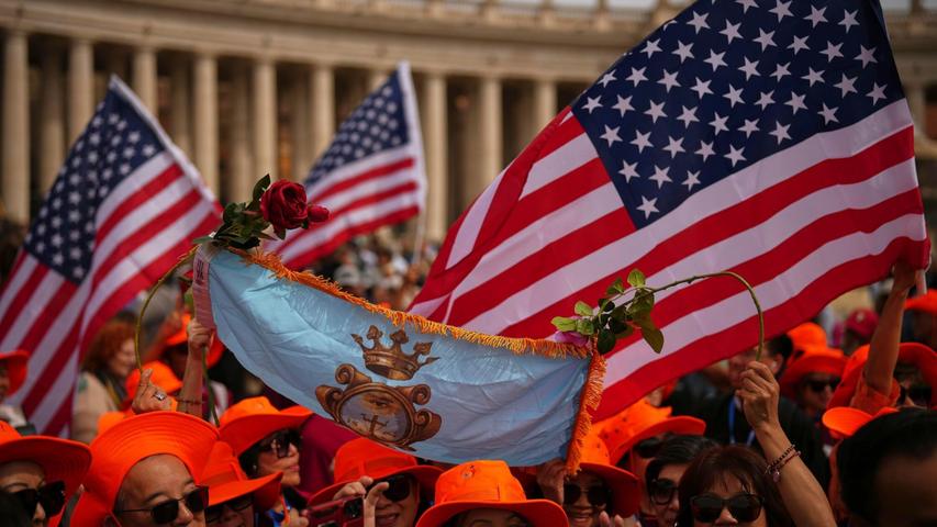 Auch US-Flaggen für den ersten Papst aus den Vereinigten Staaten waren zu sehen. Auch US-Flaggen für den ersten Papst aus den Vereinigten Staaten waren zu sehen.