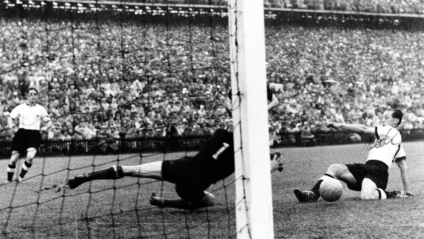 Max Morlock (rechts im Bild) erzielt im WM-Finale 1954 nach zehn Minuten den 1:2-Anschlusstreffer gegen Ungarn. Max Morlock (rechts im Bild) erzielt im WM-Finale 1954 nach zehn Minuten den 1:2-Anschlusstreffer gegen Ungarn.