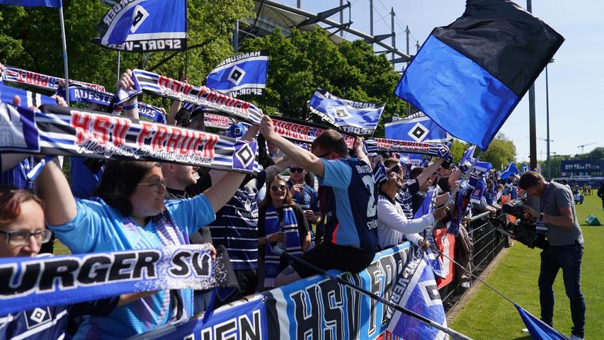 HSV-Fans jubeln vor Spielbeginn ihrer Mannschaft zu. HSV-Fans jubeln vor Spielbeginn ihrer Mannschaft zu.