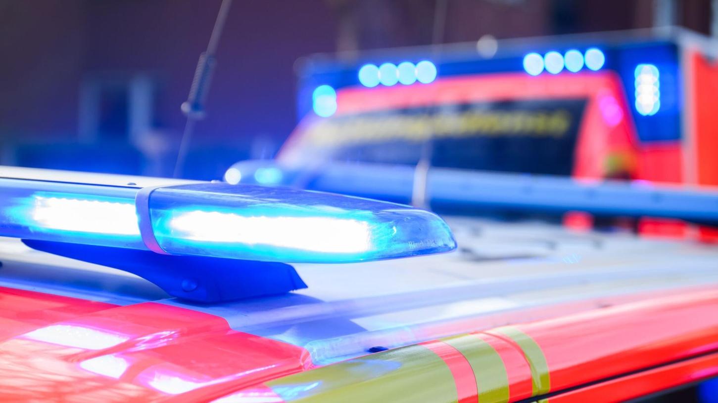 Rettungseinsatz auf einem Betriebsgelände: Ein Arbeiter wurde zwischen zwei Waggons eingeklemmt. (Symbolbild) Rettungseinsatz auf einem Betriebsgelände: Ein Arbeiter wurde zwischen zwei Waggons eingeklemmt. (Symbolbild)