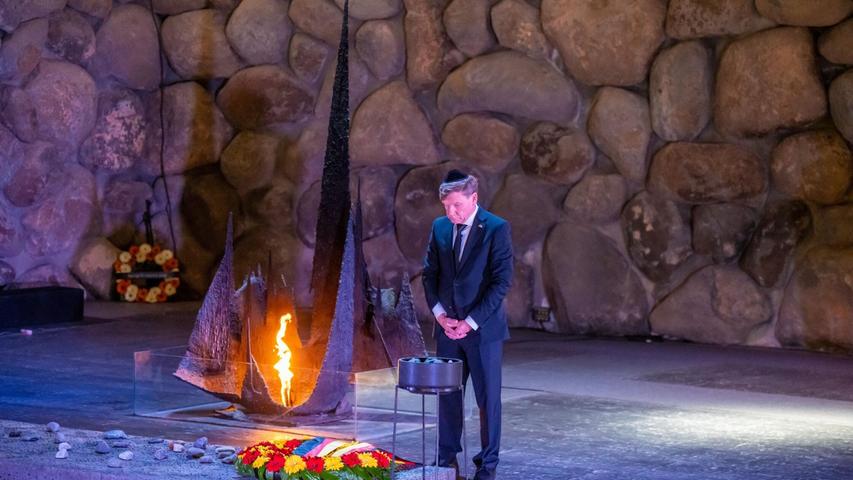 Der neue Außenminister Johann Wadephul (CDU) in der Holocaust-Gedenkstätte Yad Vashem in Jerusalem. Er betont bei seinem Besuch: Die neue schwarz-rote Regierung stehe dazu, dass Israels Sicherheit zur deutschen Staatsraison gehört. Der neue Außenminister Johann Wadephul (CDU) in der Holocaust-Gedenkstätte Yad Vashem in Jerusalem. Er betont bei seinem Besuch: Die neue schwarz-rote Regierung stehe dazu, dass Israels Sicherheit zur deutschen Staatsraison gehört.