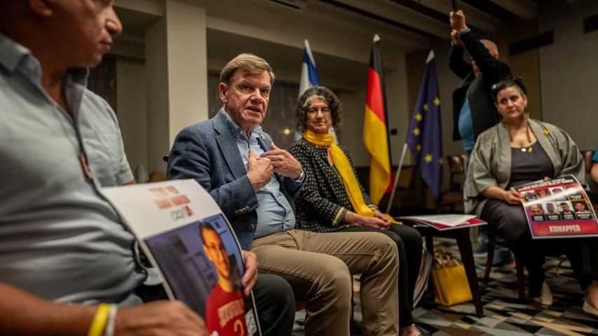 Direkt nach seiner Ankunft trifft der neue Außenminister Johann Wadephul (CDU) in der Küstenmetropole Tel Aviv Angehörige von Geiseln, die von der Hamas noch immer im Gazastreifen festgehalten werden. Direkt nach seiner Ankunft trifft der neue Außenminister Johann Wadephul (CDU) in der Küstenmetropole Tel Aviv Angehörige von Geiseln, die von der Hamas noch immer im Gazastreifen festgehalten werden.