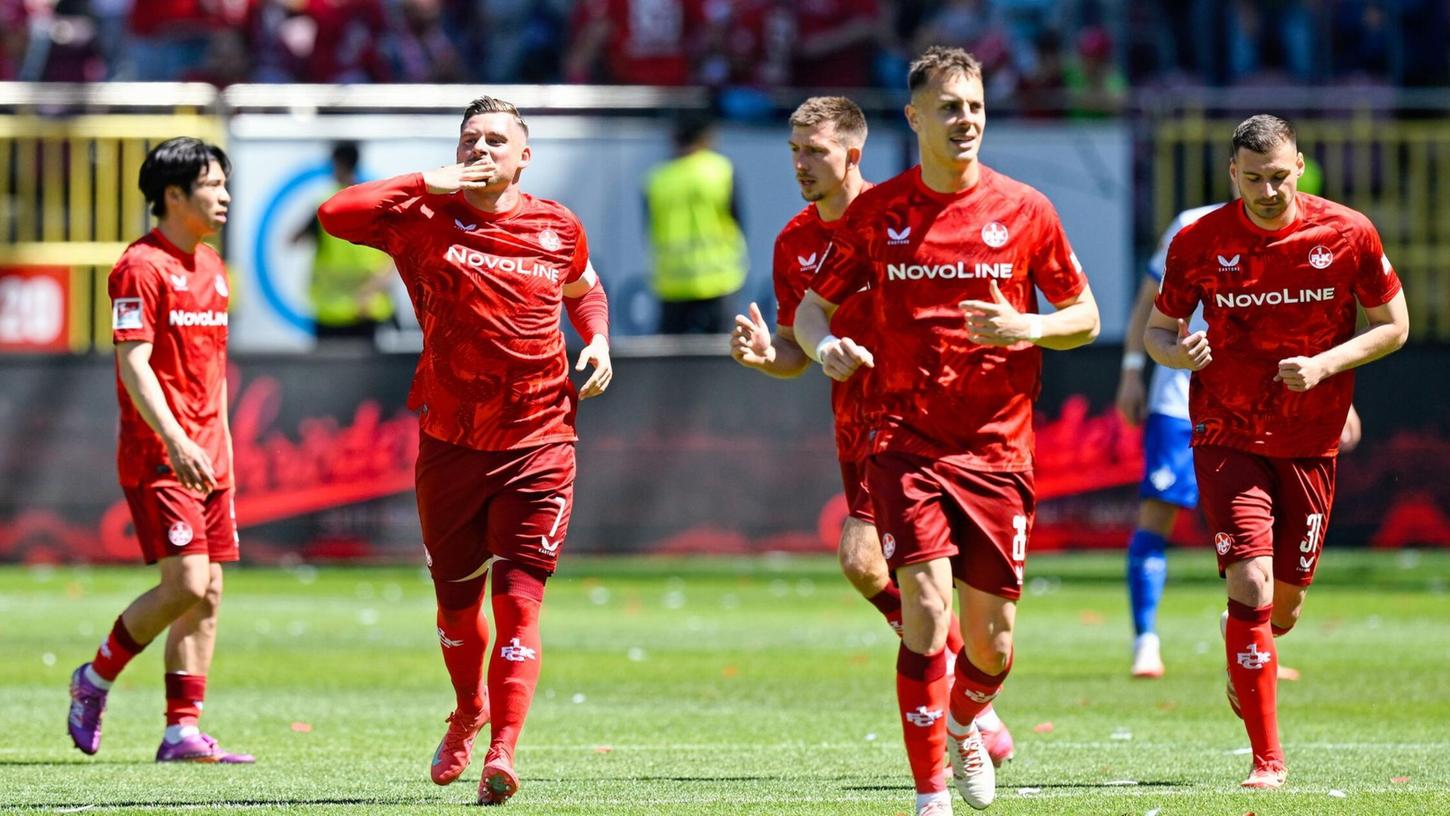Torschütze Marlon Ritter (2.v.l.) darf mit dem 1. FC Kaiserslautern weiter auf den Relegationsplatz hoffen. Torschütze Marlon Ritter (2.v.l.) darf mit dem 1. FC Kaiserslautern weiter auf den Relegationsplatz hoffen.