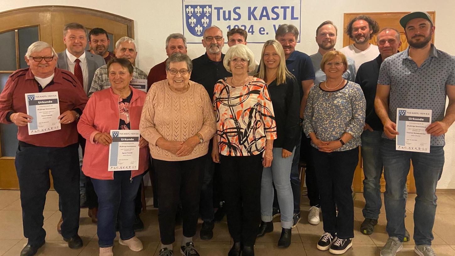 Im Rahmen der Jahresversammlung wurden auch zahlreiche Mitglieder des TuS Kastl für langjährige Treue geehrt. Im Rahmen der Jahresversammlung wurden auch zahlreiche Mitglieder des TuS Kastl für langjährige Treue geehrt.