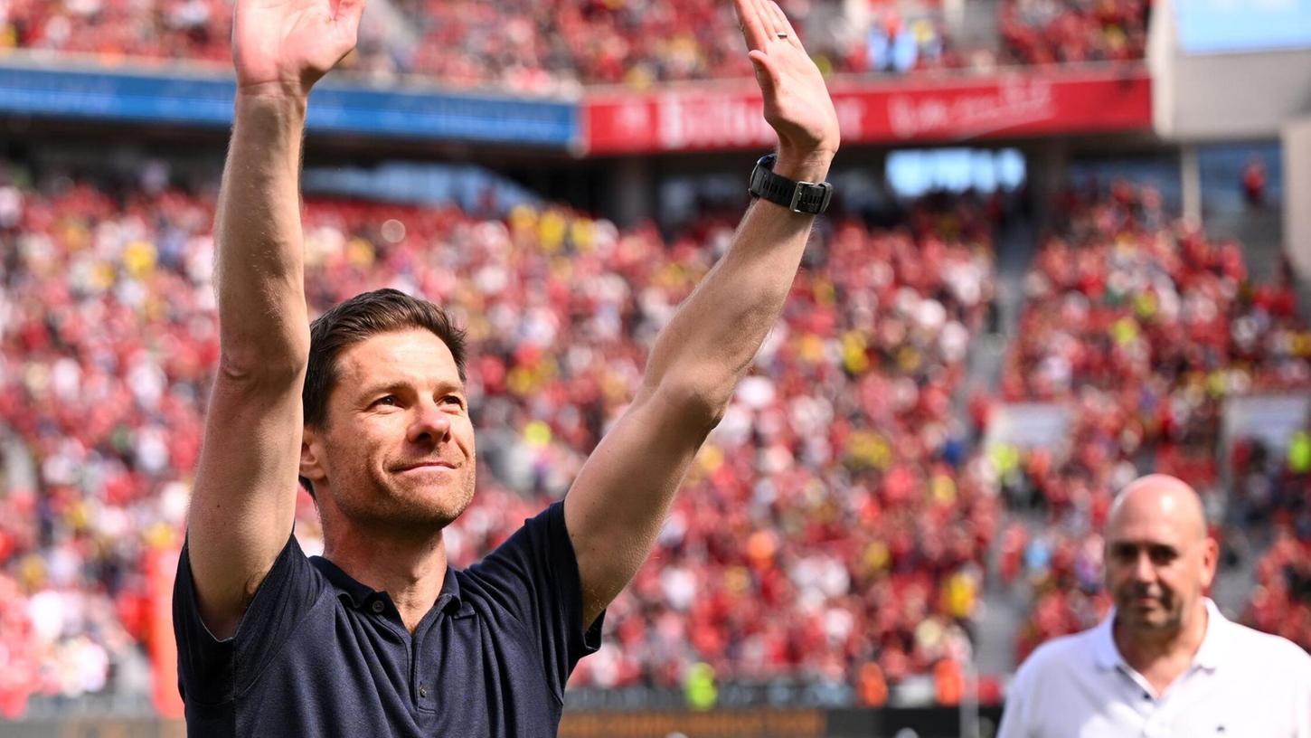 Xabi Alonso wird trotz einer Niederlage im letzten Heimspiel von den Fans gefeiert. Xabi Alonso wird trotz einer Niederlage im letzten Heimspiel von den Fans gefeiert.