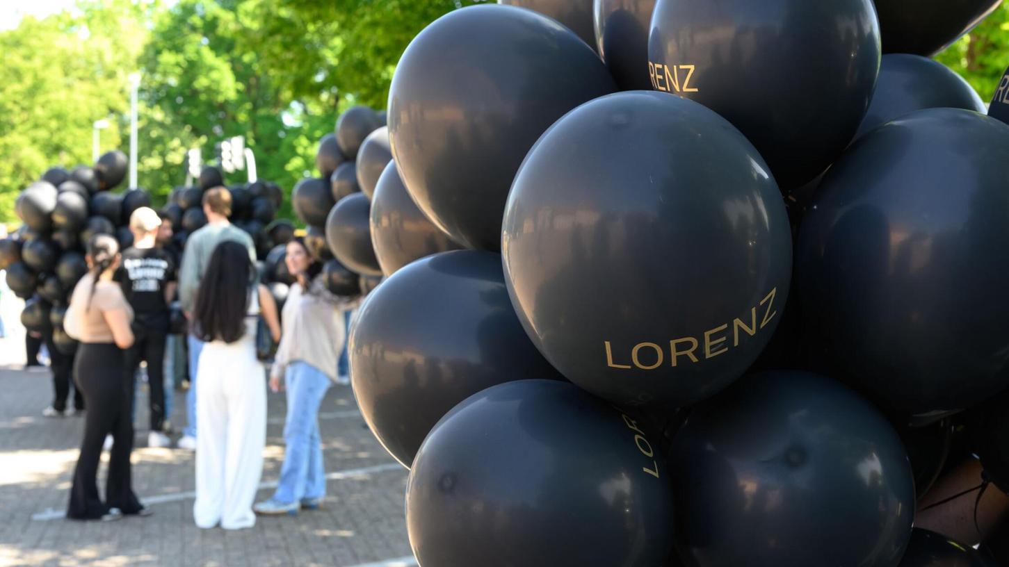 Bei einer Kundgebung für den von der Polizei erschossenen Lorenz steigen schwarze Ballons mit seinem Namen auf. Bei einer Kundgebung für den von der Polizei erschossenen Lorenz steigen schwarze Ballons mit seinem Namen auf.