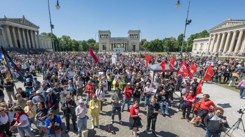 Etwa 2.500 Menschen haben in München für ein AfD-Verbot demonstriert. Etwa 2.500 Menschen haben in München für ein AfD-Verbot demonstriert.