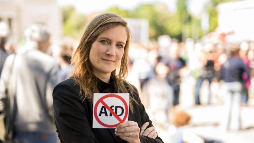 Die SPD-Bundestagsabgeordnete Carmen Wegge (SPD) hält einen Aufkleber zum Thema AfD-Verbot bei einer Demonstration in München. Die SPD-Bundestagsabgeordnete Carmen Wegge (SPD) hält einen Aufkleber zum Thema AfD-Verbot bei einer Demonstration in München.