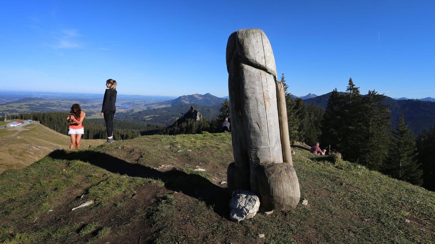 Der bekannteste Holzpenis stand jahrelang auf dem Grat des Grünten. (Archivfoto) Der bekannteste Holzpenis stand jahrelang auf dem Grat des Grünten. (Archivfoto)