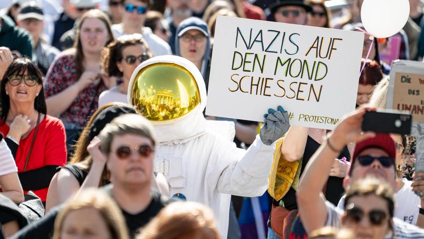In der Hauptstadt sind mehrere tausend Menschen auf der Straße. In der Hauptstadt sind mehrere tausend Menschen auf der Straße.