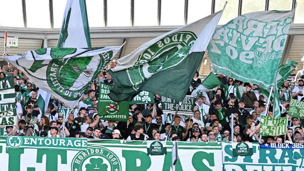 Rund 1000 Fans begleiten das Kleeblatt nach Hannover und unterstützen ihre Mannschaft lautstark. Der Verein hat Dauerkarteninhabern die Tickets bezahlt.