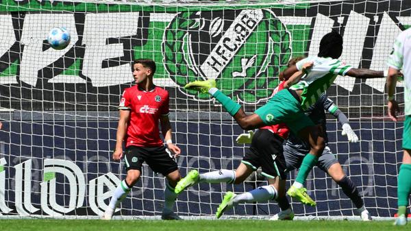Futkeu macht es nach gut einer halben Stunde besser: Nach einem Eckball setzt sich der Stürmer gegen Dehm durch und versenkt den Ball im langen Eck.