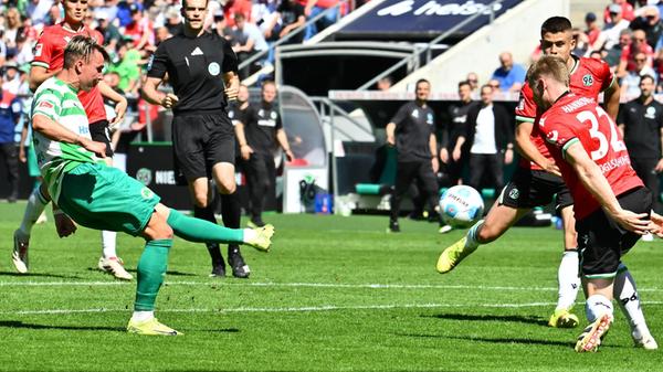 Das Kleeblatt verspielt einige vielversprechende Kontersituationen, unter anderem Felix Klaus verpasst nach einem Konter das 2:0 für seine Farben.