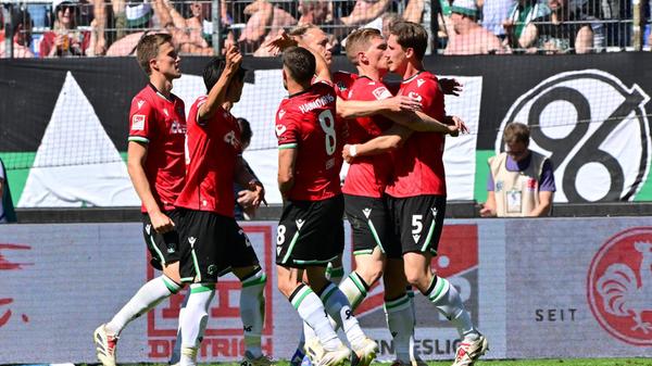 Der Torschütze feiert im Kreise seiner Teamkollegen.