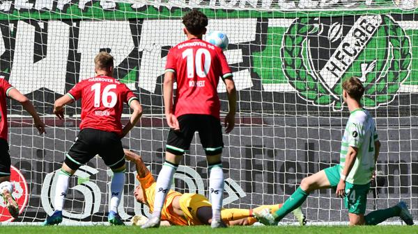 In der Nachspielzeit fällt sogar das vermeintliche 2:1 für die Niedersachsen...
