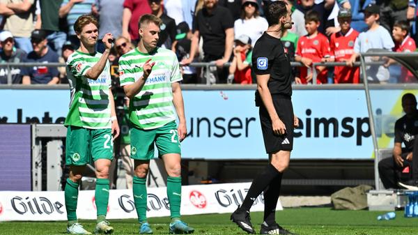 ...doch der VAR schaltet sich ein und nimmt den Treffer zurück - der Ex-Fürther Nielsen stand aktiv im Abseits.