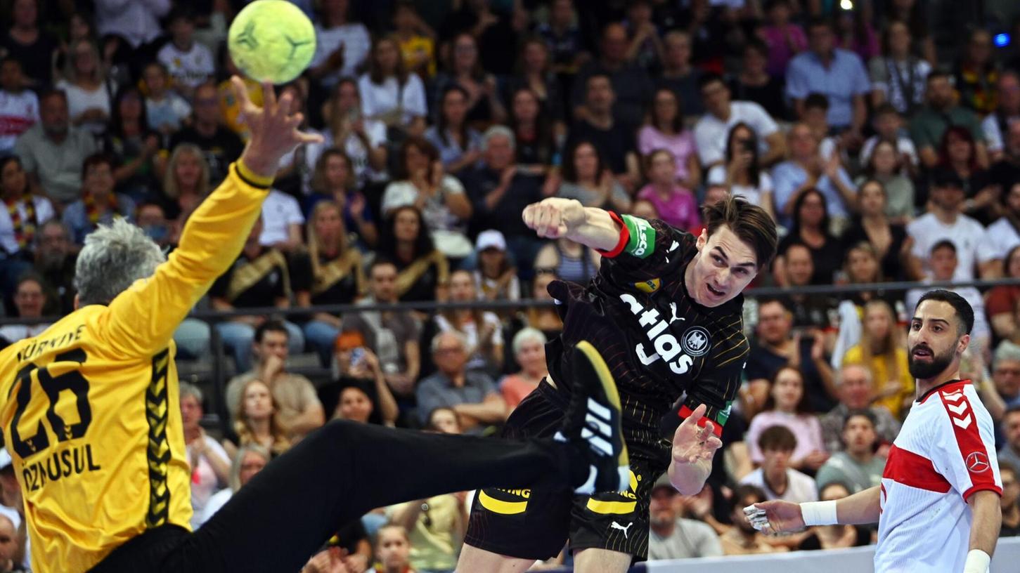 Die deutschen Handballer haben die EM-Qualifikation mit einem Sieg gegen die Türkei erfolgreich abgeschlossen. Die deutschen Handballer haben die EM-Qualifikation mit einem Sieg gegen die Türkei erfolgreich abgeschlossen.