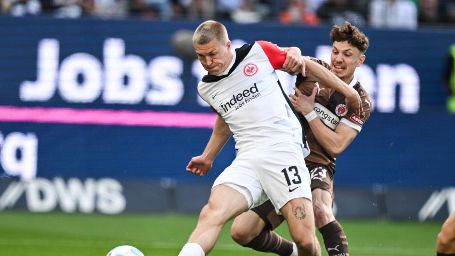 Frankfurts Rasmus Kristensen (l) erzielte nach nur 24 Sekunden die Führung gegen den FC St. Pauli. Frankfurts Rasmus Kristensen (l) erzielte nach nur 24 Sekunden die Führung gegen den FC St. Pauli.