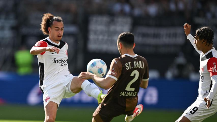Eintracht Frankfurt um Arthur Theate (l) und der FC St. Pauli mit Manolis Saliakas lieferten sich eine wilde Anfangsphase. Eintracht Frankfurt um Arthur Theate (l) und der FC St. Pauli mit Manolis Saliakas lieferten sich eine wilde Anfangsphase.