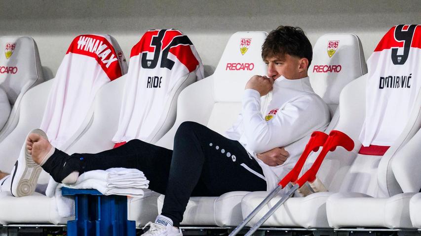 Der Stuttgarter Angelo Stiller musste im Spiel gegen Augsburg verletzt ausgewechselt werden. Der Stuttgarter Angelo Stiller musste im Spiel gegen Augsburg verletzt ausgewechselt werden.