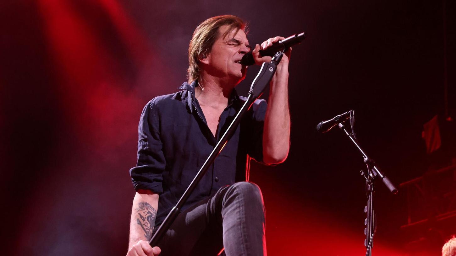 Im PSD Bank Dome in Düsseldorf singt Toten Hosen Frontman Campino bei einem Benefizkonzert. Im PSD Bank Dome in Düsseldorf singt Toten Hosen Frontman Campino bei einem Benefizkonzert.